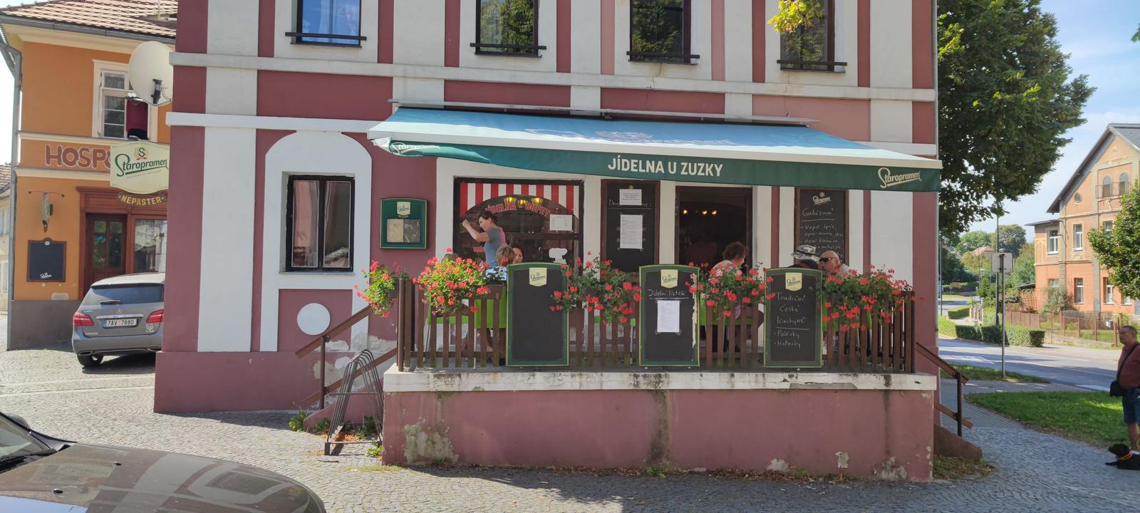 Pohled na jídelnu zvenku