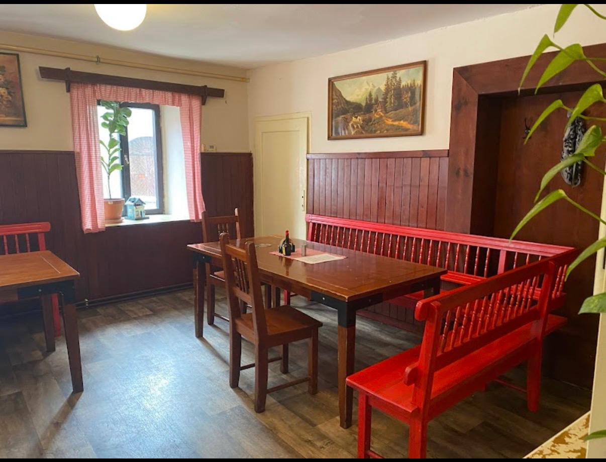 Útulný kout s červenými lavicemi